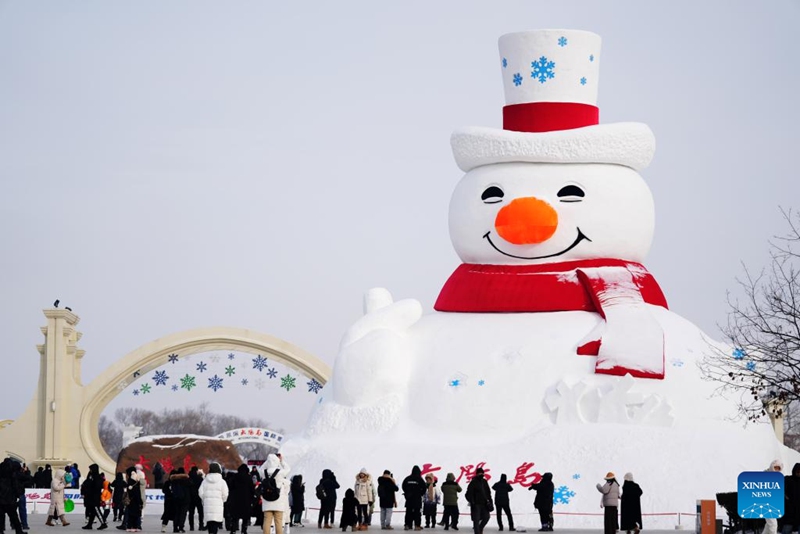 Watu wakitembelea eneo lenye mandhari nzuri la Kisiwa cha Jua mjini Harbin, Mkoa wa Heilongjiang, Kaskazini-Mashariki mwa China, Januari 1, 2024. (Xinhua/Wang Jianwei)