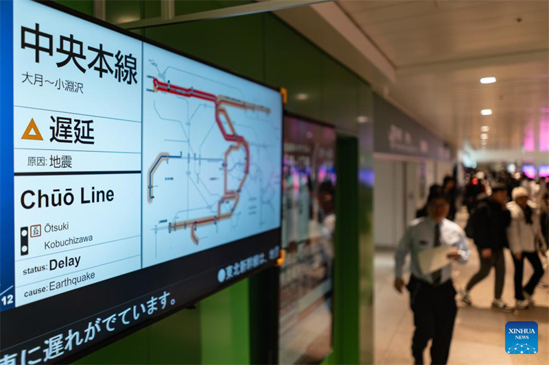 Ratiba ikionyesha kucheleweshwa kwa treni kutokana na matetemeko ya ardhi katika Stesheni ya Shinjuku mjini Tokyo, Japan, Januari 1, 2024. (Xinhua/Zhang Xiaoyu)