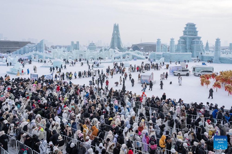 Eneo la kuteleza kwenye barafu la mita 521 lavutia macho ya watu kwenye Bustani ya Barafu na Theluji ya Harbin, China