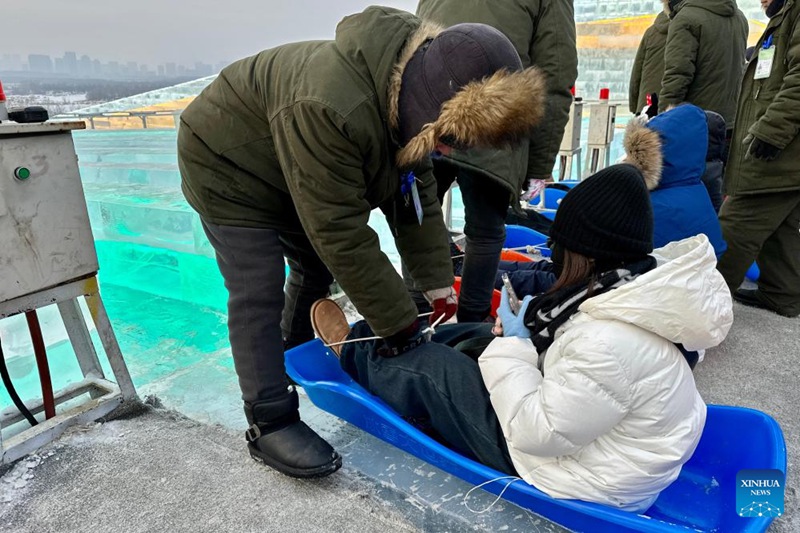 Eneo la kuteleza kwenye barafu la mita 521 lavutia macho ya watu kwenye Bustani ya Barafu na Theluji ya Harbin, China