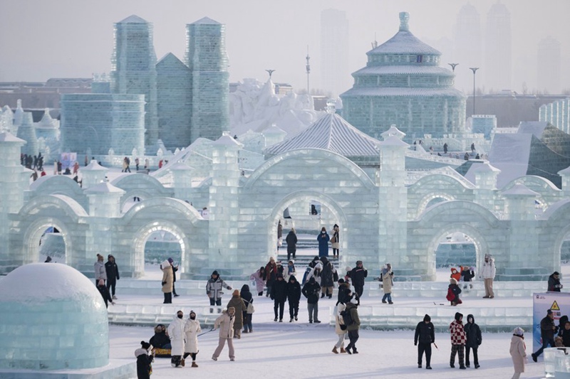 Watu wakitembelea Bustani ya Barafu na Theluji ya Harbin  mkoani Heilongjiang, Kaskazini Mashariki mwa China, Januari 1, 2024. (Xinhua/Xie Jianfei)