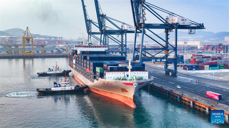 Picha hii iliyopigwa Januari 2, 2024 ikionyesha meli ya kontena iitwayo "WAN HAI 357" ikitia nanga kwenye Bandari ya Dalian Mkoa wa Liaoning, Kaskazini Mashariki mwa China. (Kampuni ya Bandari ya Liaoning / Xinhua)