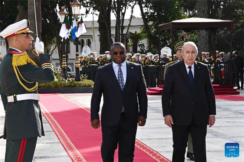 Rais wa Algeria Abdelmadjid Tebboune (wa kwanza kulia, mbele) akimkaribisha Rais wa Sierra Leone Julius Maada Bio (wa pili kulia, mbele) mjini Algiers, Algeria, Januari 3, 2024. (Ikulu ya Algeria/ Xinhua)