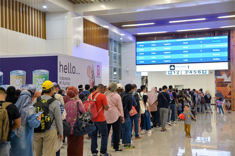 Abiria wakiwa kwenye foleni ndani ya ukumbi wa kusubiria treni katika Stesheni ya Reli ya Halim mjini Jakarta, Indonesia, Oktoba 17, 2023. (Xinhua/Xu Qin)