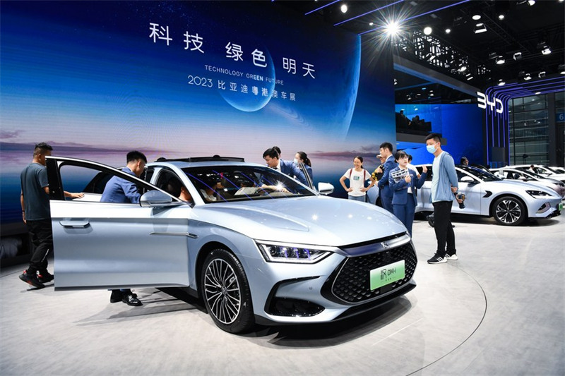 Watembeleaji wakipata maelezo kuhusu magari yanayotumia nishati mpya ya Kampuni ya magari ya BYD ya China kwenye Maonyesho ya 27 ya Magari ya Kimataifa ya Eneo la Ghuba Kuu ya Guangdong-Hong Kong-Macao katika Kituo cha Mikutano na Maonyesho cha Shenzhen mjini Shenzhen, Mkoa wa Guangdong, Kusini mwa China, Juni 16, 2023. (Xinhua/Liang Xu)