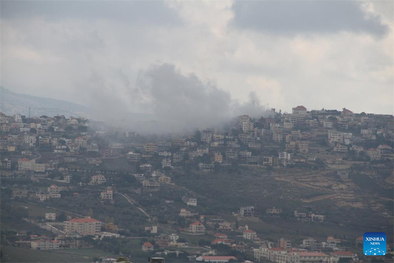 Moshi ukifuka baada ya shambulizi la anga la Israeli mjini Khiam, Lebanon, Januari 4, 2024. (Picha na Taher Abu Hamdan/Xinhua)