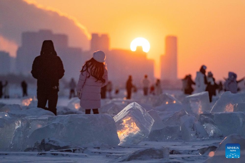 Watalii wakionekana katika eneo la burudani ya barafu kwenye sehemu ya Harbin ya Mto Songhuajiang katika Mji wa Harbin, Mkoa wa Heilongjiang, Kaskazini Mashariki mwa China, Januari 7, 2024. (Xinhua/Xie Jianfei)