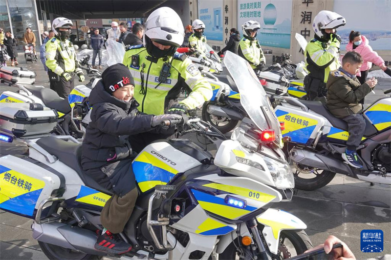 Watoto wakijaribu kuendesha pikipiki za polisi kwenye Uwanja wa Wanxianghui wa Mji waYantai, Mkoa wa Shandong, Januari 7. (Picha na Tang Ke/Xinhua)