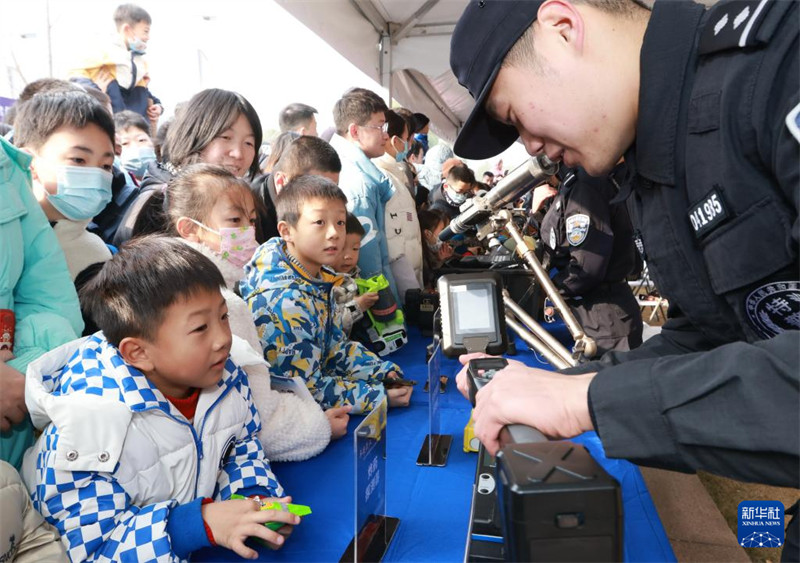 Polisi na wakazi wakaribisha pamoja Siku ya Polisi ya Umma ya China