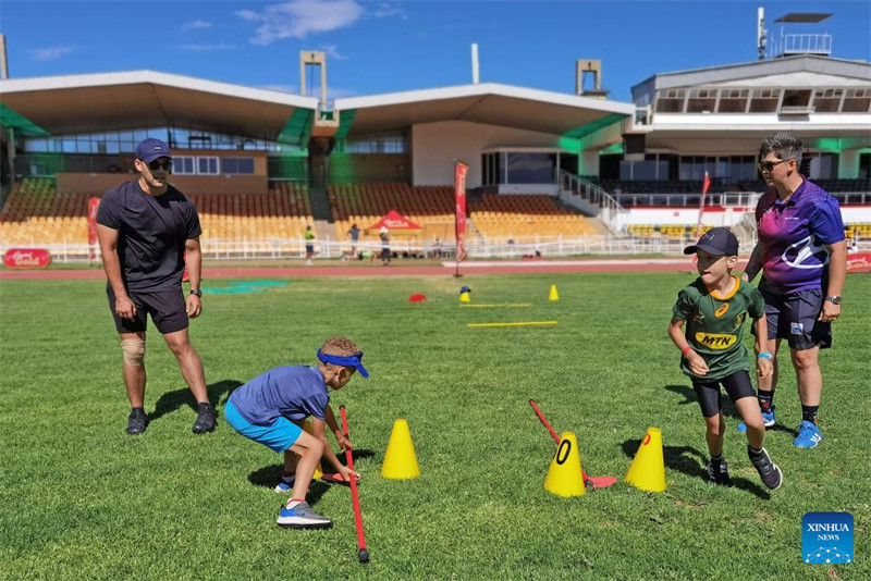 Watoto wakishiriki katika kambi ya mazoezi ya michezo pamoja na makocha wao mjini Windhoek, Namibia, Januari 6, 2023. (Picha na Ndalimpinga Iita/ Xinhua)