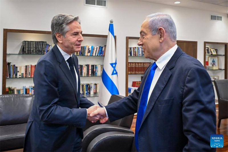 Waziri Mkuu wa Israel Benjamin Netanyahu (Kulia) akikutana na Waziri wa Mambo ya Nje wa Marekani Antony Blinken mjini Tel Aviv, Israel, Januari 9, 2024. (Kobi Gideon/GPO/ Xinhua)
