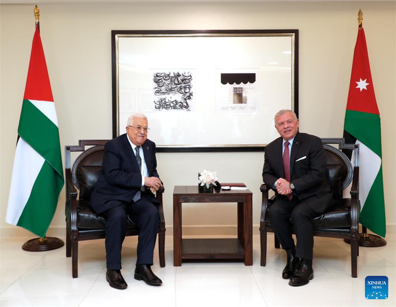 Mfalme Abdullah II wa Jordan (Kulia) akikutana na Rais wa Palestina Mahmoud Abbas mjini Aqaba, Jordan, Januari 10, 2024. (Jumba la Kifalme la Hashemite/ Xinhua)