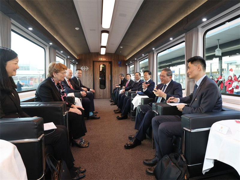 Waziri Mkuu wa China Li Qiang akifanya mazungumzo na Rais wa Shirikisho la Uswizi Viola Amherd kwenye treni maalum kutoka Zurich hadi Bern, mji mkuu wa Uswizi, Januari 14, 2024. (Xinhua/Wang Ye)