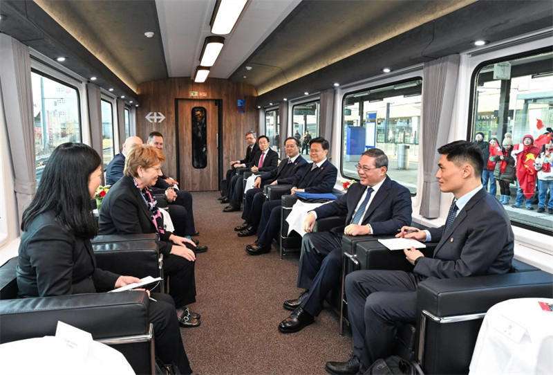 Waziri Mkuu wa China Li Qiang akifanya mazungumzo na Rais wa Shirikisho la Uswizi Viola Amherd kwenye treni maalum kutoka Zurich hadi Bern, mji mkuu wa Uswizi, Januari 14, 2024. (Xinhua/Rao Aimin)