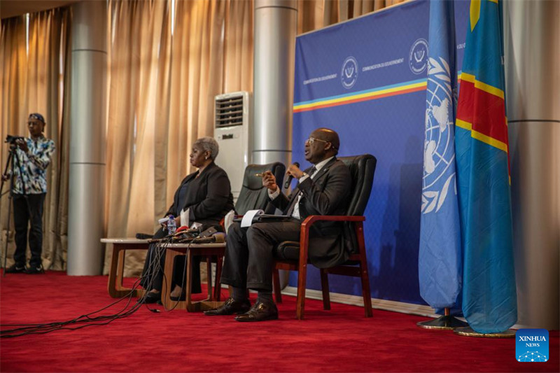 Naibu Waziri Mkuu ambaye pia ni Waziri wa Mambo ya Nje wa Jamhuri ya Kidemokrasia ya Kongo (DRC) Christophe Lutundula (Kulia) akihudhuria mkutano na waandishi wa habari na Bintou Keita, Mjumbe wa Umoja wa Mataifa ambaye pia ni Mkuu wa Tume ya Umoja wa Mataifa ya kulinda amani nchini DRC huko Kinshasa, DRC, Januari 13 , 2024. (MONUSCO/ Xinhua)