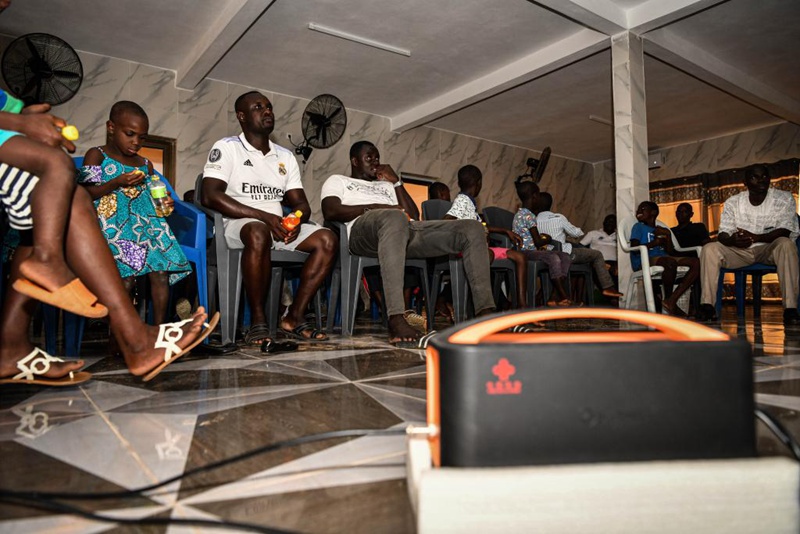 Huduma za TV za kidijitali za China zawezesha kupatikana kwa matangazo ya Kombe la Afrika katika nyumba za wanavijiji wa Cote d'Ivoire
