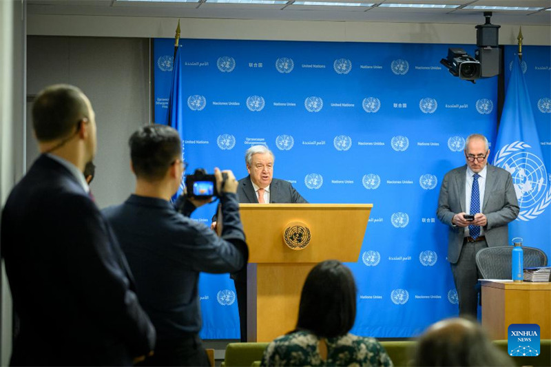Katibu Mkuu wa Umoja wa Mataifa Antonio Guterres akiongea na waandishi wa habari kuhusu hali ya Gaza kwenye makao makuu ya Umoja wa Mataifa mjini New York, Januari 15, 2024. (Loey Felipe/Picha ya Umoja wa Mataifa/ Xinhua)