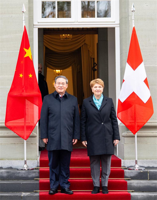 Waziri Mkuu wa China Li Qiang akihudhuria hafla kubwa ya kumkaribisha iliyoandaliwa na Rais wa Shirikisho la Uswizi Viola Amherd huko Lohn Estate kabla ya mazungumzo yao mjini Bern, Uswizi, Januari 15, 2024. (Xinhua/Zhai Jianlan)