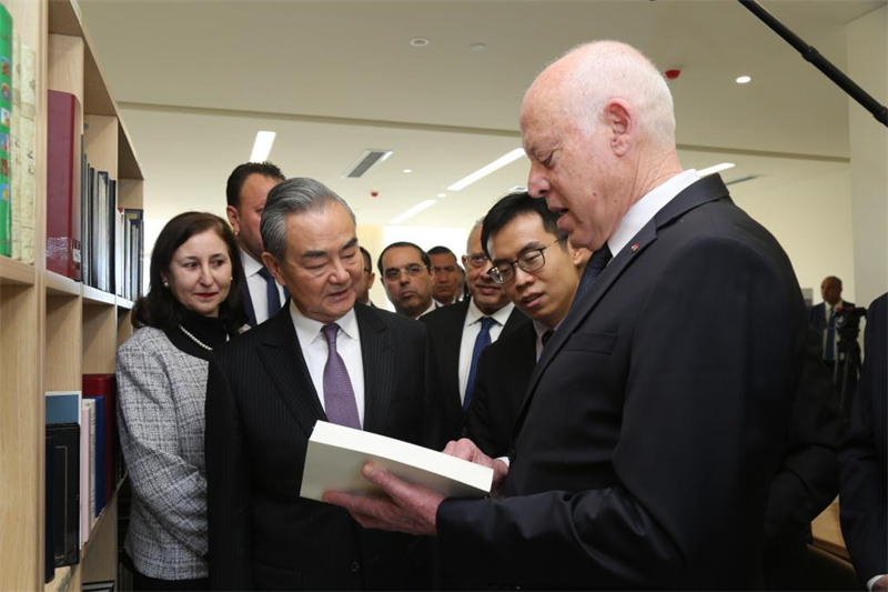 Rais wa Tunisia Kais Saied (wa kwanza kulia mbele) na Wang Yi (wa kwanza kushoto, mbele), Waziri wa Mambo ya Nje wa China ambaye pia ni Mjumbe wa Ofisi ya Siasa ya Kamati Kuu ya Chama cha Kikomunisti cha China (CPC), wakitembelea maktaba ya Chuo cha Kimataifa cha Diplomasia cha Tunis huko Tunisia, Januari 15, 2024. Wang alihutubia hafla iliyofanyika katika mji mkuu wa Tunisia, Tunis siku ya Jumatatu kwa ajili ya kuzindua Chuo cha Kimataifa cha Diplomasia cha Tunis kilichojengwa na China, ambayo pia ilihudhuriwa na Rais Kais Saied wa Tunisia na Waziri wa Mambo ya Nje wa Tunisia, Nabil Ammar. (Xinhua/Huang Ling)
