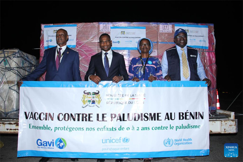 Waziri wa Afya wa Benin Benjamin Hounkpatin (wa pili kushoto) akishiriki hafla ya kukabidhi chanjo dhidi ya malaria kwenye Uwanja wa Ndege wa Kimataifa wa Cotonou mjini Cotonou, Benin, Januari 15, 2024. (Picha na Seraphin Zounyekpe/Xinhua)