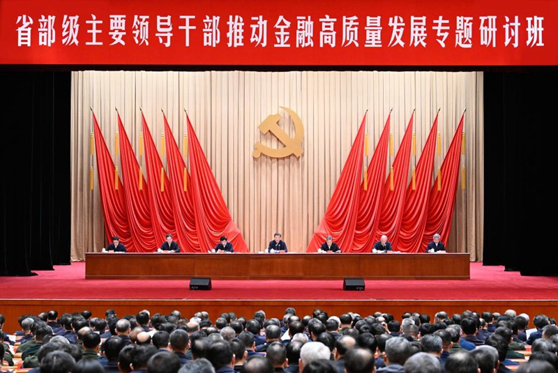 Rais Xi Jinping wa China, ambaye pia ni Katibu Mkuu wa Kamati Kuu ya Chama cha Kikomunisti cha China (CPC) na Mwenyekiti wa Kamati Kuu ya Kijeshi ya China (CMC) akihutubia hafla ya ufunguzi wa semina ya mada maalum kuhusu  kuhimiza maendeleo yenye  sifa bora ya mambo ya fedha ya China,  semina hiyo ya maofisa viongozi wa ngazi ya mikoa na wizara, inafanyika katika  Chuo cha Chama ya Kamati Kuu ya CPC  mjini Beijing, China, Januari 16, 2024. (Xinhua/Shen Hong)