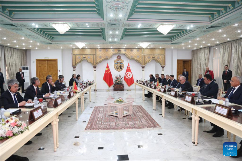 Waziri wa Mambo ya Nje wa China Wang Yi, ambaye pia ni Mjumbe wa Ofisi ya Siasa ya Kamati Kuu ya Chama cha Kikomunisti cha China (CPC), akifanya mazungumzo na Waziri wa Mambo ya Nje wa Tunisia Nabil Ammar mjini Tunis, Tunisia, Januari 15, 2024. (Xinhua/Huang Ling)