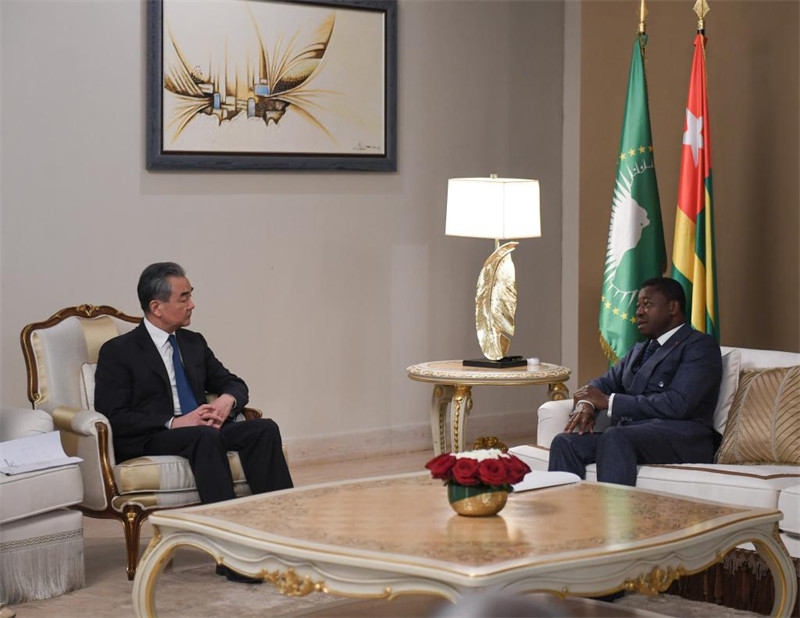 Rais wa Togo Faure Gnassingbe (Kulia) akikutana na Waziri wa Mambo ya Nje wa China Wang Yi ambaye pia ni Mjumbe wa Ofisi ya Siasa ya Kamati Kuu ya Chama cha Kikomunisti cha China (CPC), mjini Lome, Togo, Januari 17, 2024. (Xinhua/Li Yahui)