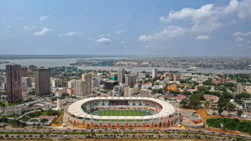 Picha iliyopigwa tarehe 9, Januari ikionesha mandhari ya uwanja wa michezo na mji mjini Abidjan, Côte d'Ivoire. (Picha na Han Xu/Xinhua)