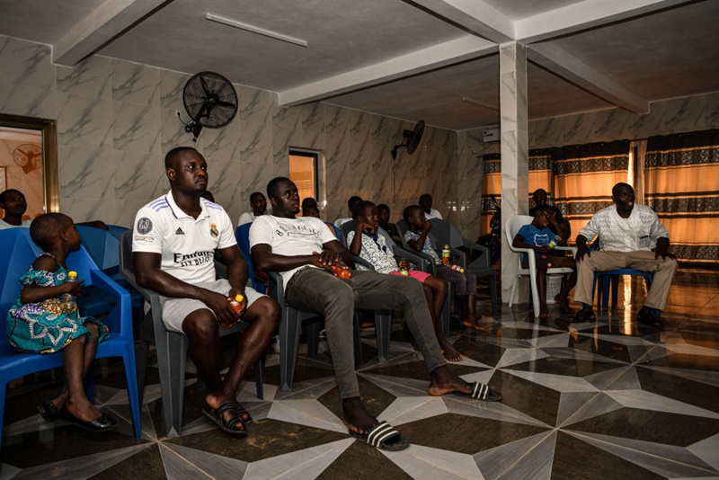 Watu wakitazama mechi ya mashindano ya Kombe la Mataifa ya Afrika (AFCON) 2023 kwa usaidizi wa mradi wa TV wa satelaiti wa China katika Kijiji cha Yaou, Cote d'Ivoire, Januari 14, 2024. (Xinhua/Han Xu)