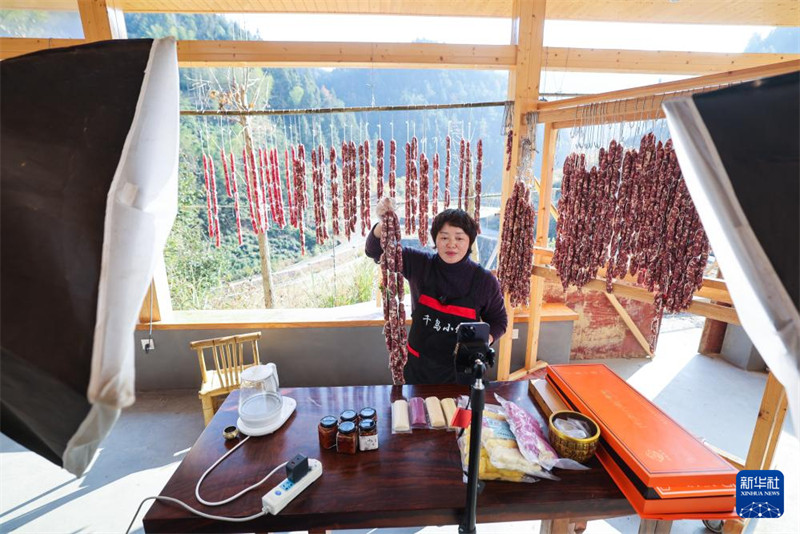 Mazao ya jadi ya kilimo yavutia watu wengi kwenye soko la bidhaa la Mwaka Mpya wa Jadi wa China Chun’an, Zhejiang, China