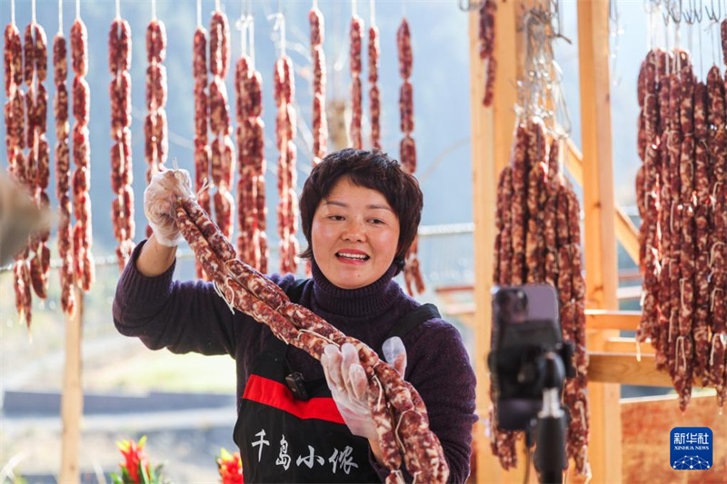 Mtangazaji Zhang Hui akiuza soseji ya kienyeji ya nyama ya nguruwe moja kwa moja mtandaoni katika Kituo cha Kilimo cha Worun cha Kijiji cha Langchuan, Wilaya ya Chun’an, Mji wa Hangzhou, Mkoa wa Zhejiang, Januari 17.