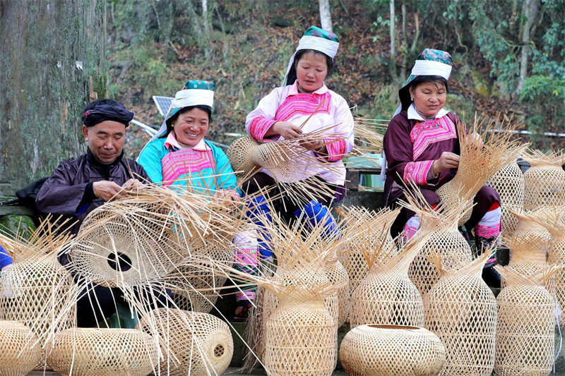 Kuharakisha utengenezaji wa taa za jadi za China ili kukaribisha Mwaka Mpya wa Jadi wa China, Rongjiang, Guizhou
