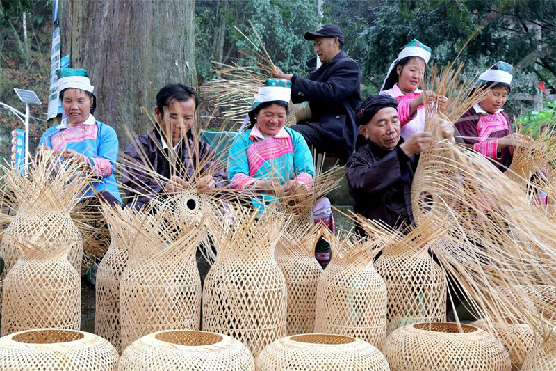 Kuharakisha utengenezaji wa taa za jadi za China ili kukaribisha Mwaka Mpya wa Jadi wa China, Rongjiang, Guizhou