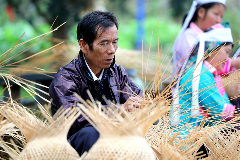 Kuharakisha utengenezaji wa taa za jadi za China ili kukaribisha Mwaka Mpya wa Jadi wa China, Rongjiang, Guizhou