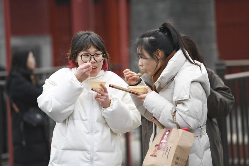 Watu wakinywa uji wa Laba kwenye Hekalu la Yonghegong mjini Beijing, China, Januari 18, 2024. (Xinhua/Chen Zhonghao)