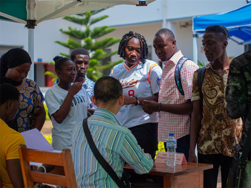 Watu wanaotafuta kazi wakizungumza na waajiri kwenye maonyesho ya kazi katika Taasisi ya Confucius ya Chuo Kikuu cha Lome, mjini Lome, Togo, Novemba 24, 2023. (Picha na Yawovi Kpowoenou/Xinhua)