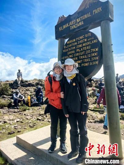 Xu Zhuoyuan (kulia) pamoja na mama yake Zhang Wenlin wakipanda pamoja Mlima Kilimanjaro mwishoni mwa Desema, 2023. (Picha kwa hisani ya Xu Zhuoyuan/Ilichapishwa na Chinanews)