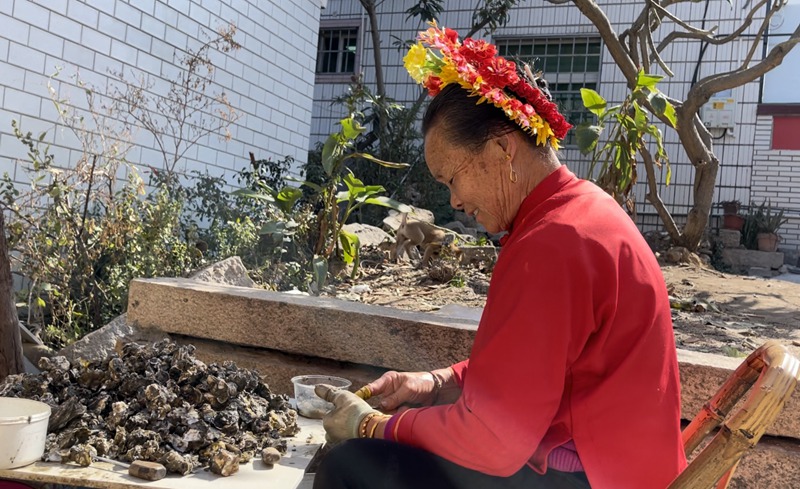 Vibanio vya nywele vya maua kwa Wanawake wa Kijiji cha Xunpu cha China: Alama za utamaduni kwenye 