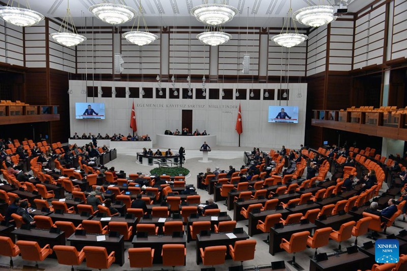 Wabunge wa Uturuki wakishiriki kwenye upigaji kura kuhusu ombi la Sweden kujiunga na Jumuiya ya Kujihami ya Nchi za Magharibi (NATO) katika Bunge Kuu la Ankara, Uturuki, Januari 23, 2024. (Picha na Mustafa Kaya/Xinhua)