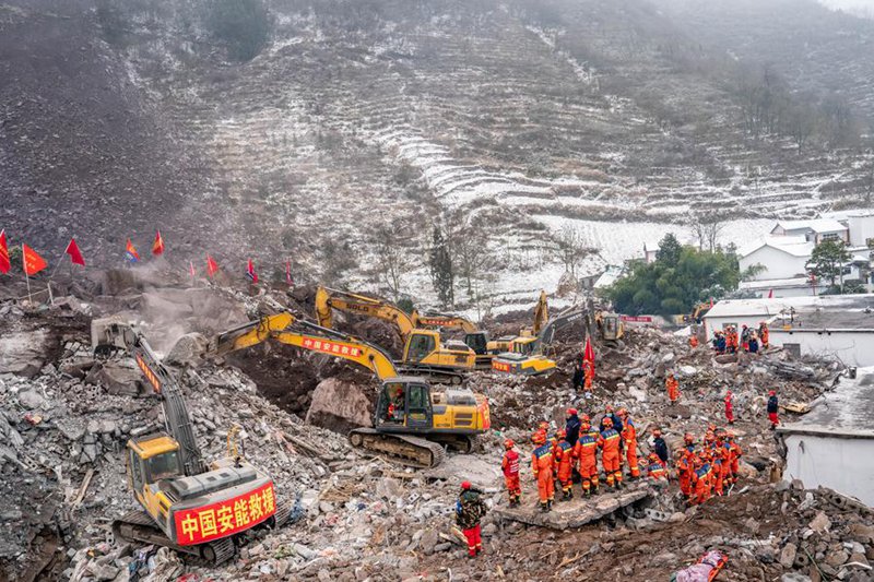 Waokoaji wakifanya shughuli za uokoaji katika Kijiji cha Liangshui kilichoko Tarafa la Tangfang, Mji wa Zhaotong, Mkoa wa Yunnan, Kusini Magharibi mwa China, Januari 23, 2024. (Xinhua/Hu Chao)