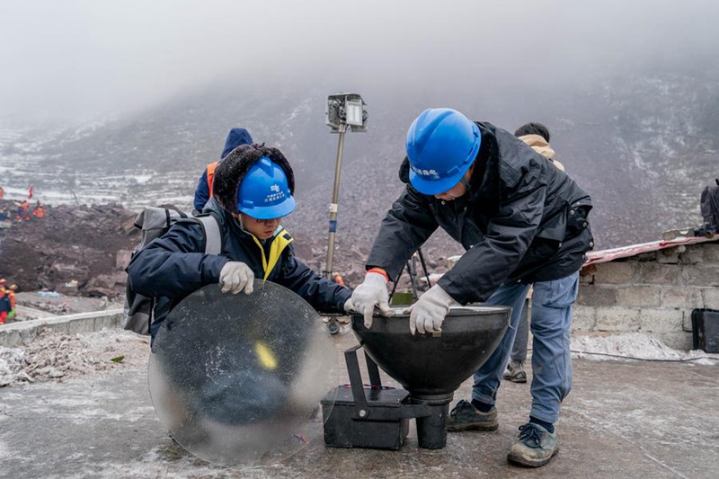 Waokoaji wakiweka vifaa vya radi katika Kijiji cha Liangshui kilichoko Tarafa la Tangfang, Mji wa Zhaotong, Mkoa wa Yunnan, Kusini Magharibi mwa China, Januari 23, 2024. (Xinhua/Hu Chao)