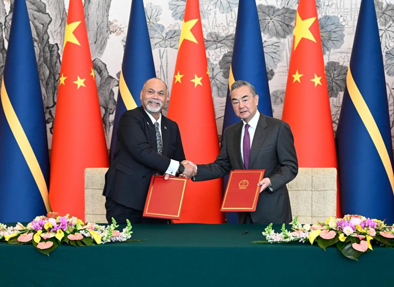 Waziri wa Mambo ya Nje wa China Wang Yi, ambaye pia ni Mjumbe wa Ofisi ya Siasa ya Kamati Kuu ya Chama cha Kikomunisti cha China (CPC), akifanya mazungumzo na Waziri wa Mambo ya Nje na Biashara wa Nauru Lionel Aingimea, na kutia saini taarifa ya pamoja ya kurejesha uhusiano wa kidiplomasia wa pande mbili katika ngazi ya kibalozi mjini Beijing, China, Januari 24, 2024. (Xinhua/Shen Hong)