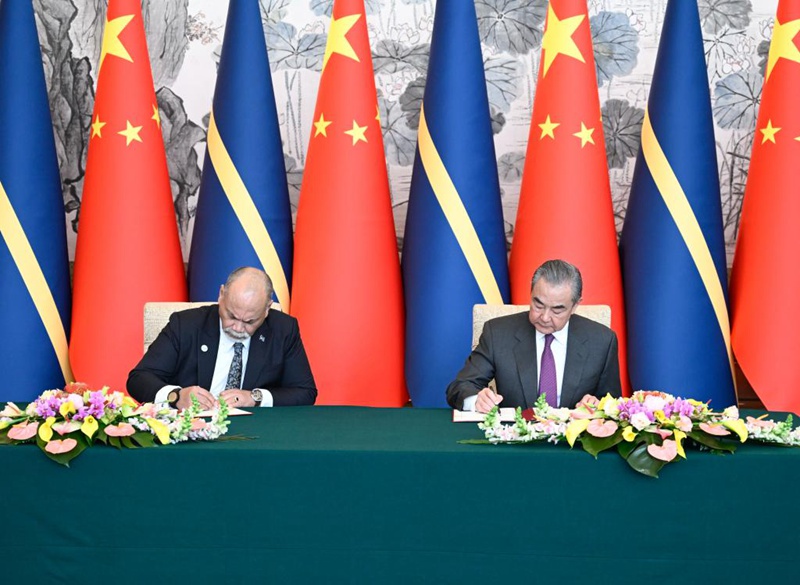 Waziri wa Mambo ya Nje wa China Wang Yi, ambaye pia ni Mjumbe wa Ofisi ya Siasa ya Kamati Kuu ya Chama cha Kikomunisti cha China (CPC), akifanya mazungumzo na Waziri wa Mambo ya Nje na Biashara wa Nauru Lionel Aingimea, na kutia saini taarifa ya pamoja ya kurejesha uhusiano wa kidiplomasia wa pande mbili katika ngazi ya kibalozi mjini Beijing, China, Januari 24, 2024. (Xinhua/Shen Hong)
