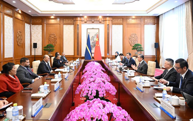 Waziri wa Mambo ya Nje wa China Wang Yi, ambaye pia ni Mjumbe wa Ofisi ya Siasa ya Kamati Kuu ya Chama cha Kikomunisti cha China (CPC), akifanya mazungumzo na Waziri wa Mambo ya Nje na Biashara wa Nauru Lionel Aingimea, na kutia saini taarifa ya pamoja ya kurejesha uhusiano wa kidiplomasia wa pande mbili katika ngazi ya kibalozi mjini Beijing, China, Januari 24, 2024. (Xinhua/Shen Hong)