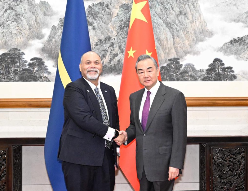 Waziri wa Mambo ya Nje wa China Wang Yi, ambaye pia ni Mjumbe wa Ofisi ya Siasa ya Kamati Kuu ya Chama cha Kikomunisti cha China (CPC), akifanya mazungumzo na Waziri wa Mambo ya Nje na Biashara wa Nauru Lionel Aingimea mjini Beijing, China, Januari 24, 2024. (Xinhua/Shen Hong)