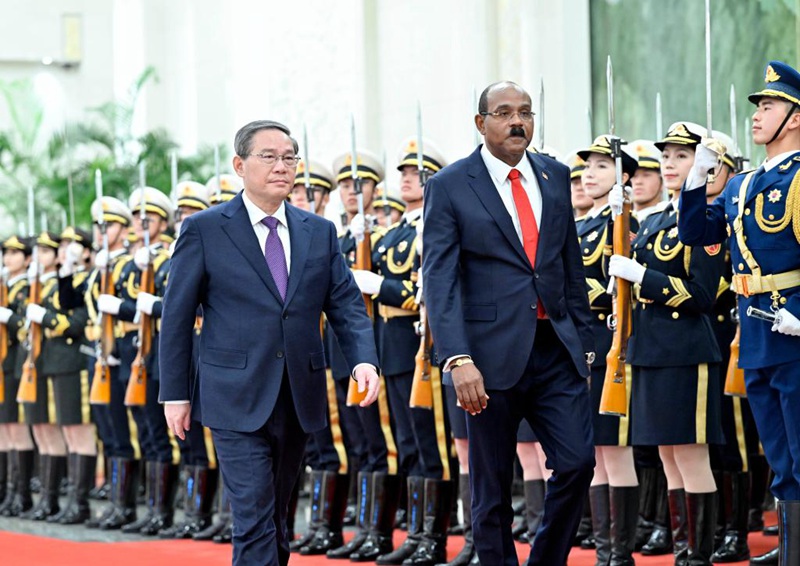 Waziri Mkuu wa China Li Qiang akifanya hafla ya kumkaribisha Waziri Mkuu wa Antigua na Barbuda Gaston Browne katika Ukumbi wa Kaskazini wa Jumba la Mikutano ya Umma kabla ya mazungumzo yao mjini Beijing, China, Januari 24, 2024. (Xinhua/Yin Bogu )