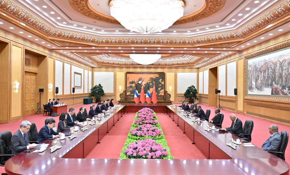 Waziri Mkuu wa China Li Qiang akifanya mazungumzo na Waziri Mkuu wa Antigua na Barbuda Gaston Browne kwenye Jumba la Mikutano ya Umma mjini Beijing, China, Januari 24, 2024. (Xinhua/Yue Yuewei)