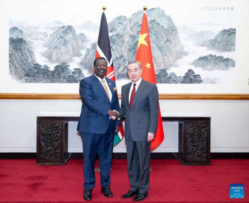 Waziri wa Mambo ya Nje wa China Wang Yi, ambaye pia ni Mjumbe wa Ofisi ya Siasa ya Kamati Kuu ya Chama cha Kikomunisti cha China (CPC), akifanya mazungumzo na Katibu Mkuu wa Baraza la Mawaziri ambaye pia ni Waziri wa Mambo ya Nje na Diaspora wa Kenya Musalia Mudavadi mjini Beijing, China, Januari 25 , 2024. (Xinhua/Zhai Jianlan)