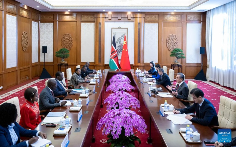 Waziri wa Mambo ya Nje wa China Wang Yi, ambaye pia ni Mjumbe wa Ofisi ya Siasa ya Kamati Kuu ya Chama cha Kikomunisti cha China (CPC), akifanya mazungumzo na Katibu Mkuu wa Baraza la Mawaziri ambaye pia ni Waziri wa Mambo ya Nje na Diaspora wa Kenya Musalia Mudavadi mjini Beijing, China, Januari 25 , 2024. (Xinhua/Zhai Jianlan)