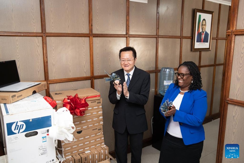 Balozi wa China nchini Zambia Du Xiaohui (Kulia) na Etambuyu Gundersen, Katibu Mkuu wa Wizara ya Mambo ya Nje na Ushirikiano wa Kimataifa ya Zambia, wakishiriki hafla ya makabidhiano mjini Lusaka, Zambia, Januari 25, 2024. (Xinhua/Peng Lijun)